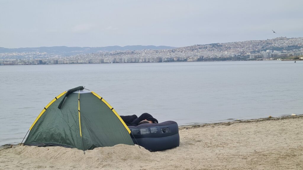 Μετεξέλιξη του ανθρώπου των σπηλαίων: ελεύθερο κάμπινγκ στο Καραμπουρνάκι Θεσσαλονίκης